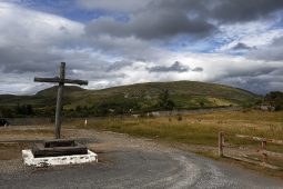 Chuaigh na clocha a bhí tugtha trasna an Atlantaigh agam don uaigh amú ach nach fearr paidir a rá