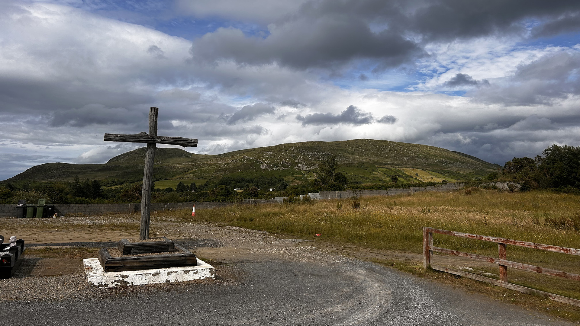 Chuaigh na clocha a bhí tugtha trasna an Atlantaigh agam don uaigh amú ach nach fearr paidir a rá