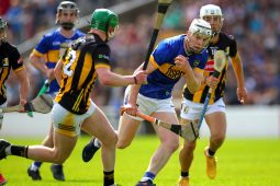 Dul chun cinn déanta ag Tiobraid Árann ach is deacair taithí na gCat a shárú