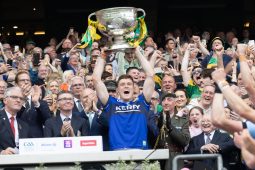 Dún na nGall curtha go tóin poill ag draíocht Clifford agus díograis Jacko