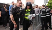 ‘An cuimsiú agus an grá atá i gceist lenár seónna’ – Kneecap i nGlaschú