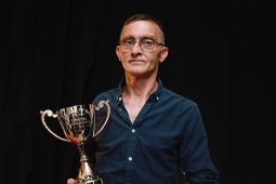 Amhránaí as Muiceanach idir Dhá Sháile i gcomórtas nua amhránaíochta ar an sean-nós