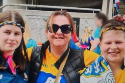An foréigean teaghlaigh – gan gníomh ní fiú tráithnín na briathra