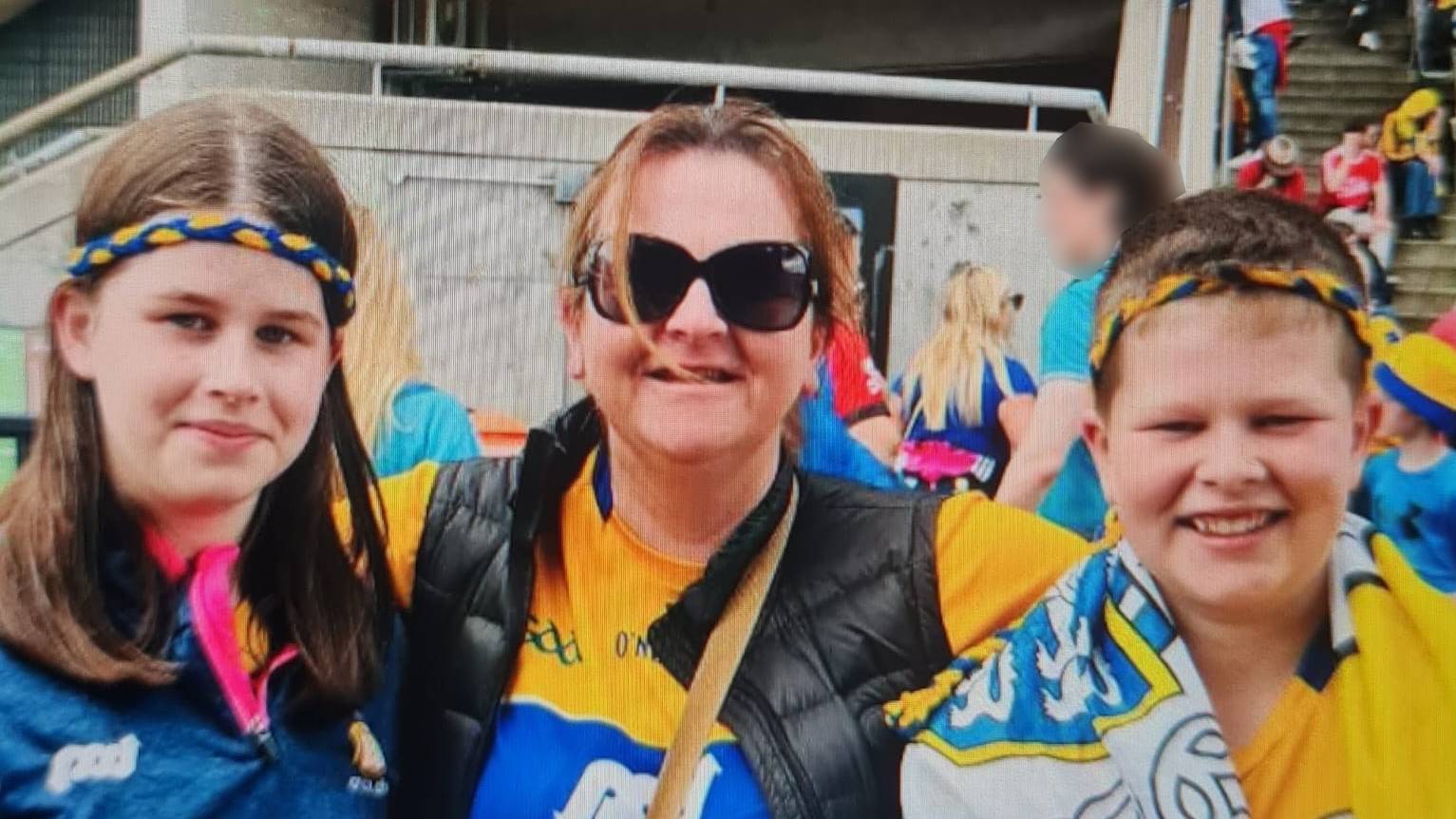 An foréigean teaghlaigh – gan gníomh ní fiú tráithnín na briathra