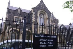 Bac fós roimh úsáid na Gaeilge sna cúirteanna ó thuaidh agus diúltaithe ag breitheamh cás a éisteacht i nGaeilge