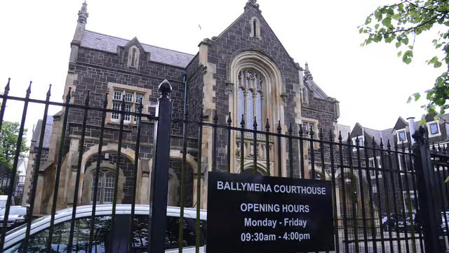 Bac fós roimh úsáid na Gaeilge sna cúirteanna ó thuaidh agus diúltaithe ag breitheamh cás a éisteacht i nGaeilge