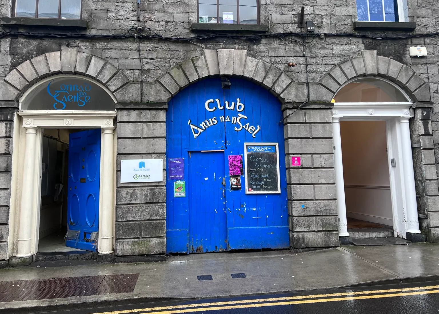 Athchóiriú le déanamh ar dhíon Áras na nGael i nGaillimh agus Teach na Cúirte sa Daingean