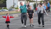GAILEARAÍ: Gan deoir ná drogall – a gcéad lá ar Scoil Mhic Dara ag páistí na Ceathrún Rua