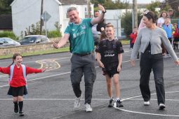GAILEARAÍ: Gan deoir ná drogall – a gcéad lá ar Scoil Mhic Dara ag páistí na Ceathrún Rua