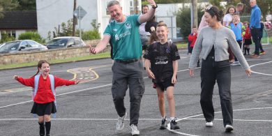 GAILEARAÍ: Gan deoir ná drogall – a gcéad lá ar Scoil Mhic Dara ag páistí na Ceathrún Rua