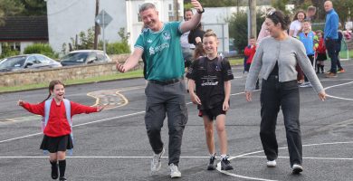 GAILEARAÍ: Gan deoir ná drogall – a gcéad lá ar Scoil Mhic Dara ag páistí na Ceathrún Rua