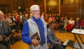 ‘File cumasach, coinsiasach a raibh an daonnacht go smior ann mar dhuine’ – ómós léirithe do Derry O’Sullivan