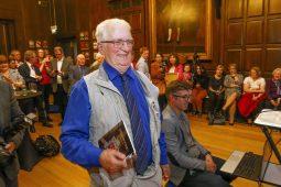 ‘File cumasach, coinsiasach a raibh an daonnacht go smior ann mar dhuine’ – ómós léirithe do Derry O’Sullivan