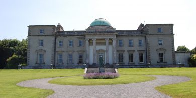 An teach mór lár tíre inar chuir Winston Churchill dúil i mbagún Denny’s