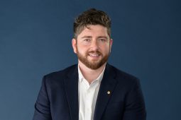 Ranganna Gaeilge á ndéanamh ag Gareth Sheridan ‘ó d’fhill sé ar Éirinn’
