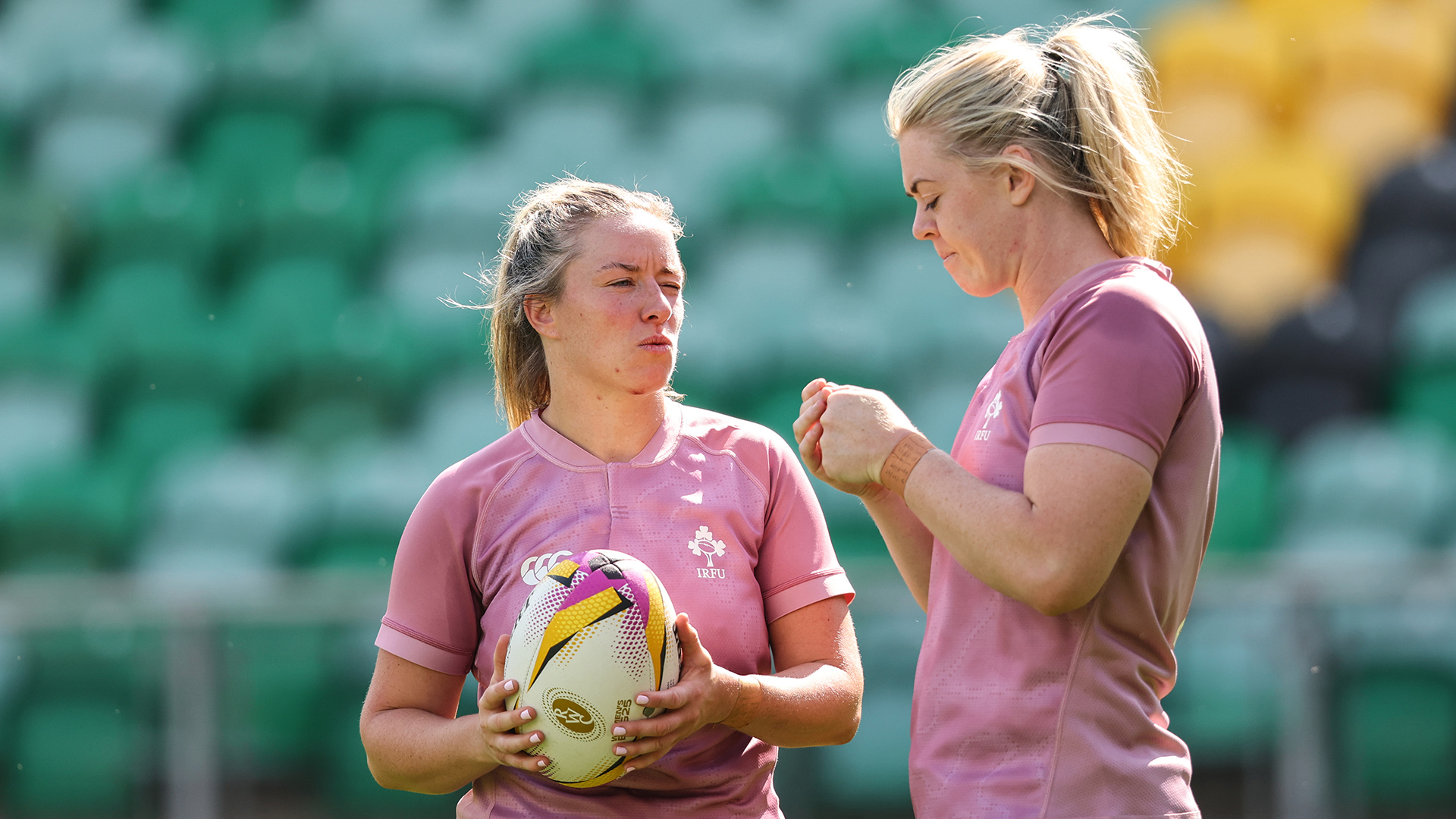 Imirt go leor déanta ag gaiscígh rugbaí na hÉireann leis an liathróid chruinn