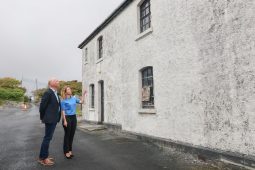 An chéad chéim eile in athfhorbairt ionad oidhreachta Árann glactha ag Údarás na Gaeltachta
