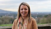 Comhairle maidir le conspóid na gcomharthaí i Stáisiún Láir Bhéal Feirste tairgthe ag Foras na Gaeilge don Aire Bonneagair