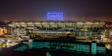 Cén fáth go raibh fir mheánaosta ag caoineadh ag ceolchoirm Oasis?