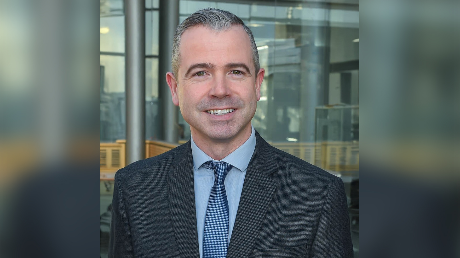 Litir scríofa ag breitheamh chuig an gCoimisinéir Gaeilge faoi chás na gcomharthaí i Stáisiún Bhéal Feirste