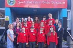 Gaelcholáiste Dhún Dealgan sásta le múnla na scoile satailíte