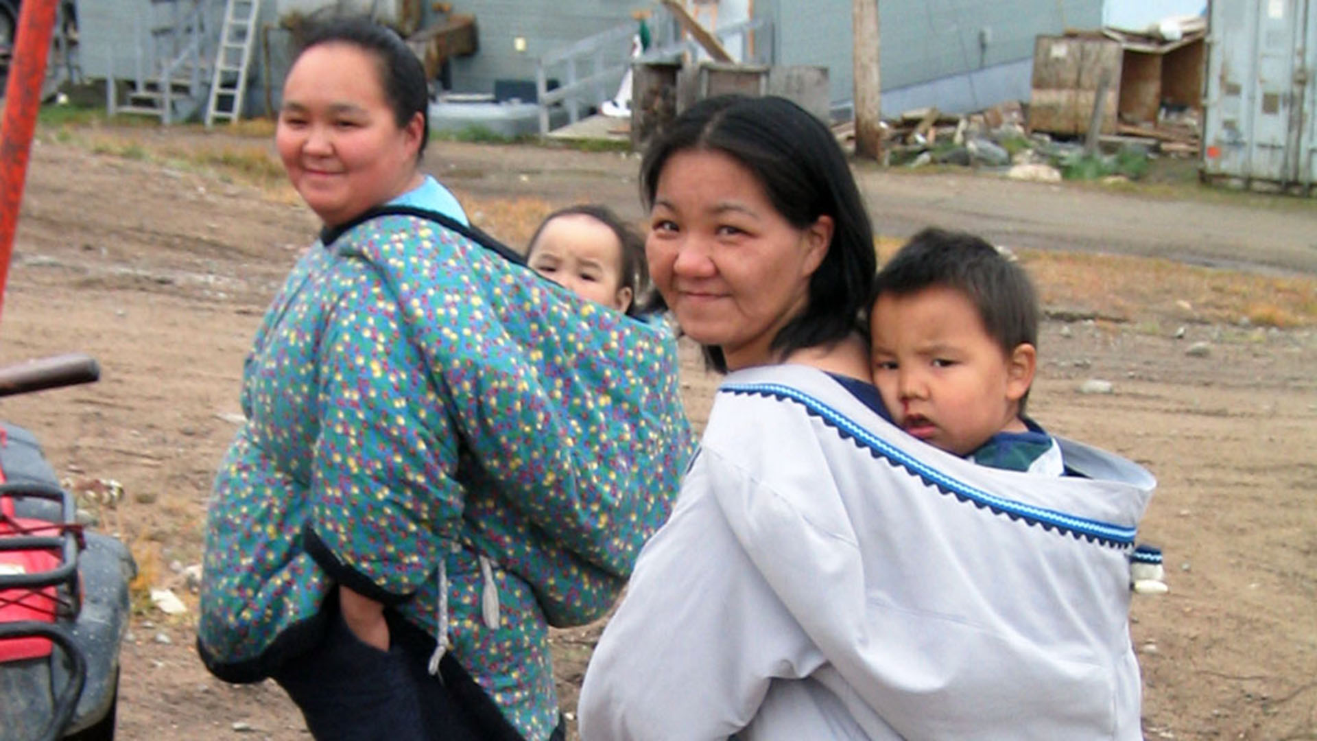 An Danmhairg agus an leatrom leanúnach ar a comharsana