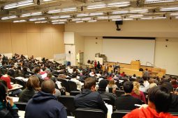 Institiúidí tríú leibhéal toilteanach tuilleadh cúrsaí trí Ghaeilge a chur ar fáil ach maoiniú a bheith ar fáil