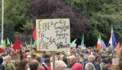 FÍSEÁN: ‘Éist lenár nglór!’ – na mílte i mBaile Átha Cliath d’agóid náisiúnta ar son na Gaeilge