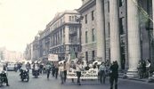 ‘Trí shráideanna puitigh’ – stair fhada na mórshiúlta Gaeilge ó Scoil Dhún Chaoin go ‘Dearg le Fearg’