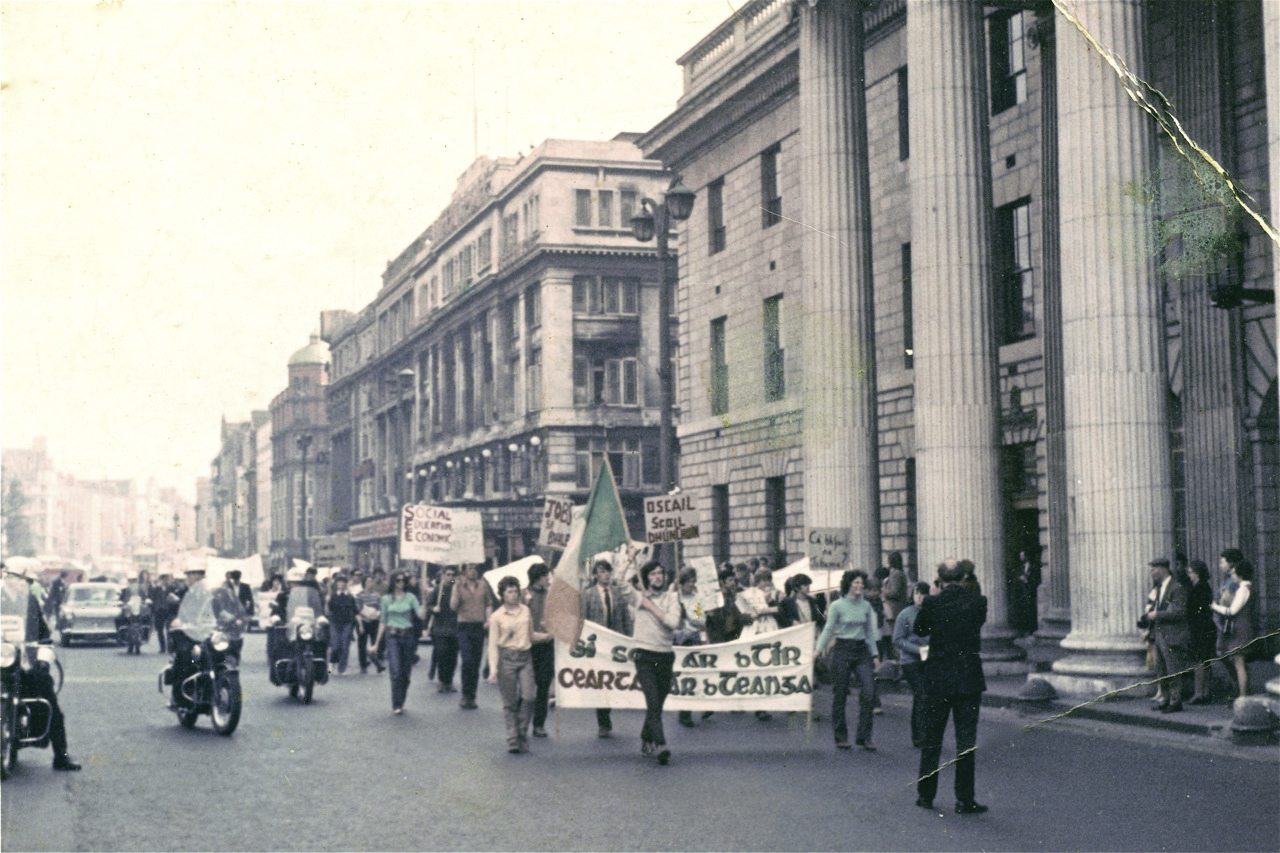 ‘Trí shráideanna puitigh’ – stair fhada na mórshiúlta Gaeilge ó Scoil Dhún Chaoin go ‘Dearg le Fearg’