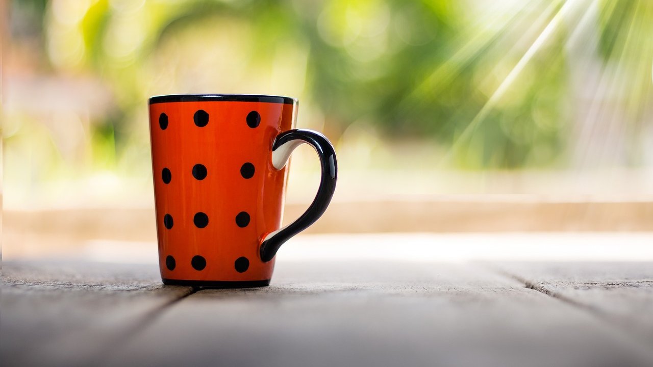 Ag tógáil ceatha le cupán uisce – sáraíonn sé gnáthchith te, ní sásamh go dtí é