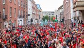 ‘Caithfidh deireadh teacht le ré an bhéalghrá’ – lucht agóide ag súil go bhfágfaidh mórshiúl a rian ar an mbuiséad