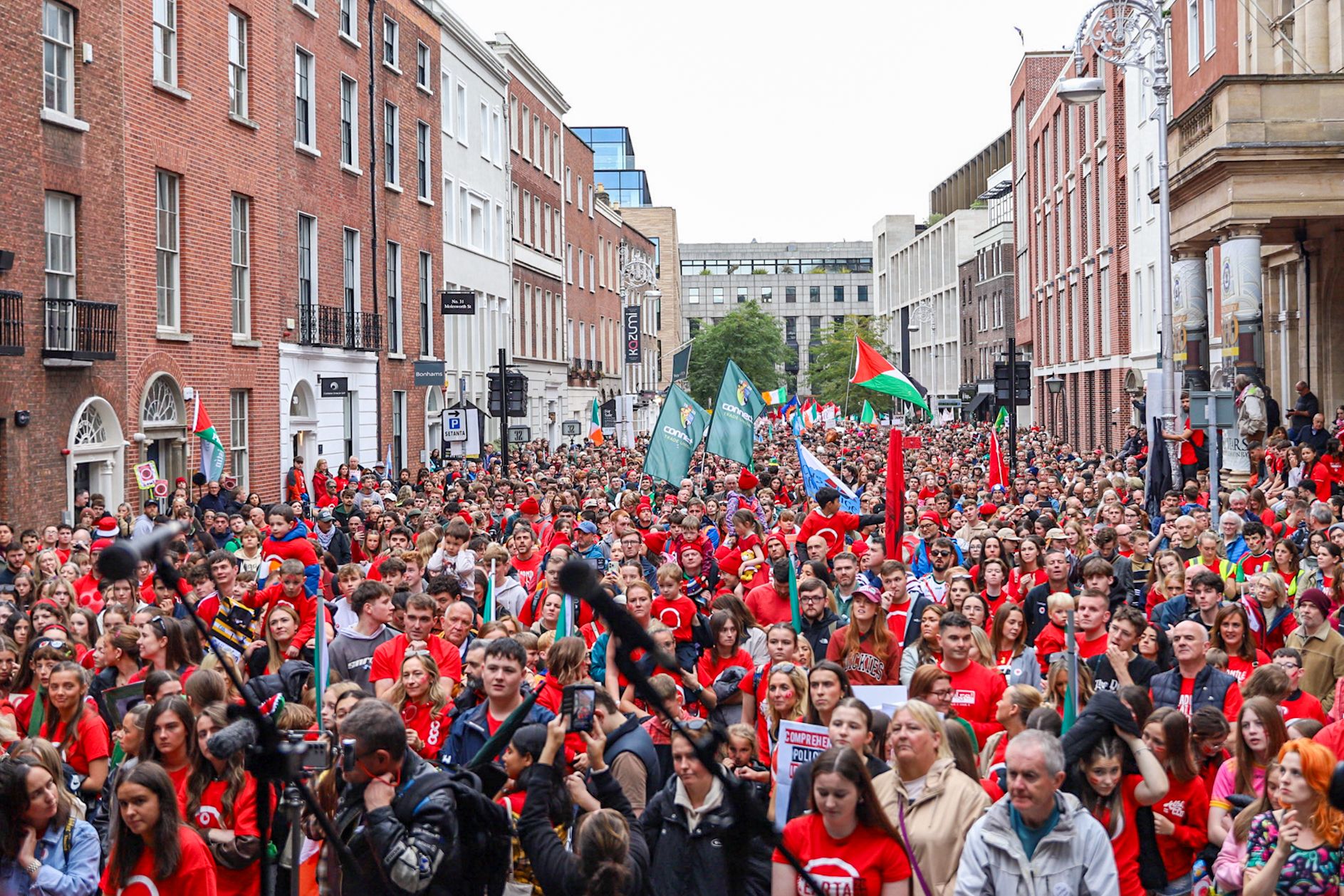 ‘Caithfidh deireadh teacht le ré an bhéalghrá’ – lucht agóide ag súil go bhfágfaidh mórshiúl a rian ar an mbuiséad