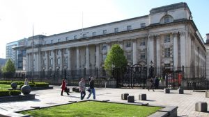 Cúis ghairdeachais ag Gaeilgeoirí sa chúirt i mBéal Feirste, ach ní breac ar an bport é polasaí teanga go fóill