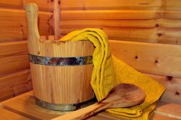 Theastaigh uaim roinnt machnaimh a dhéanamh sa sauna, isteach le beirt bhan a thug ábhar machnaimh dom!