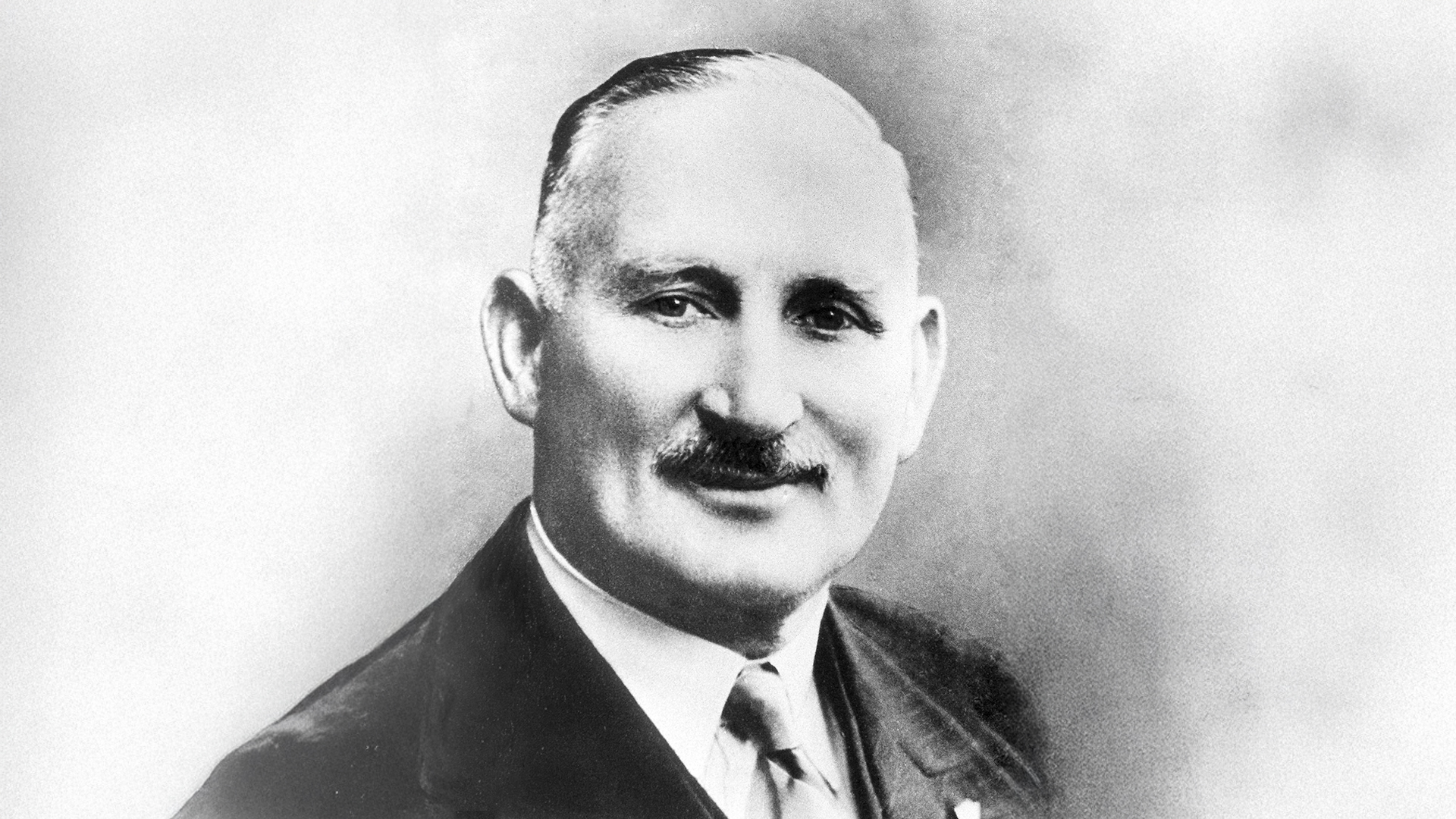 An fear a thug aghaidh ar Dhúchrónach armáilte agus a dhá lámh féin chomh fada lena chéile