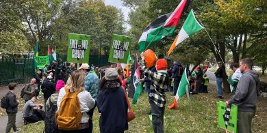 ‘Mr Ó hAnnaidh, you are free to go’ – cás sceimhlitheoireachta in aghaidh rapálaí Kneecap caite amach i Londain