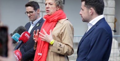 Comhrá nua tosaithe faoin gcomhghuaillíocht ar an eite chlé