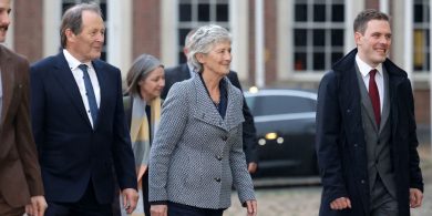 Catherine Connolly tofa ar an gcéad chomhaireamh le bheith ina deichiú hUachtarán ar Éirinn