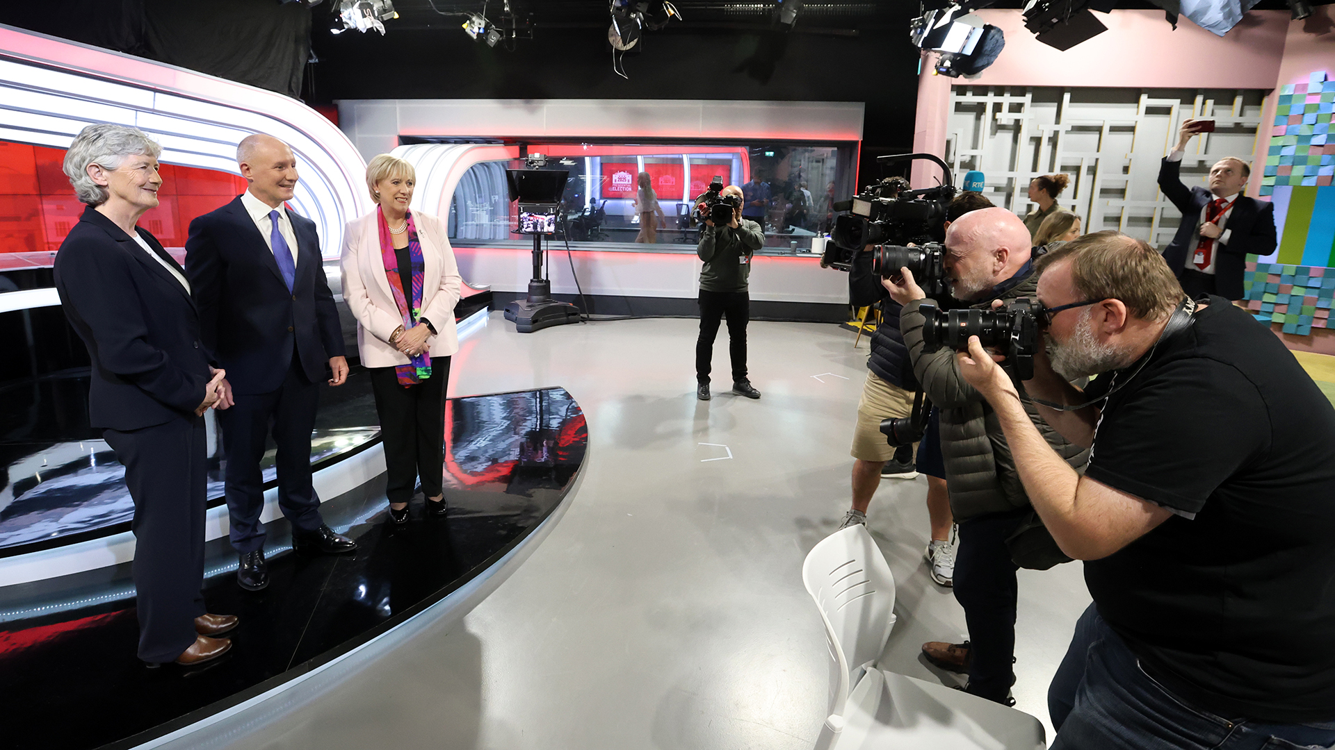 Brú á chur ar TG4 díospóireacht uachtaránachta a reáchtáil