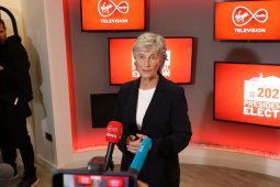 Cogadh nó síocháin? An neodracht i dtús áite sa díospóireacht uachtaránachta