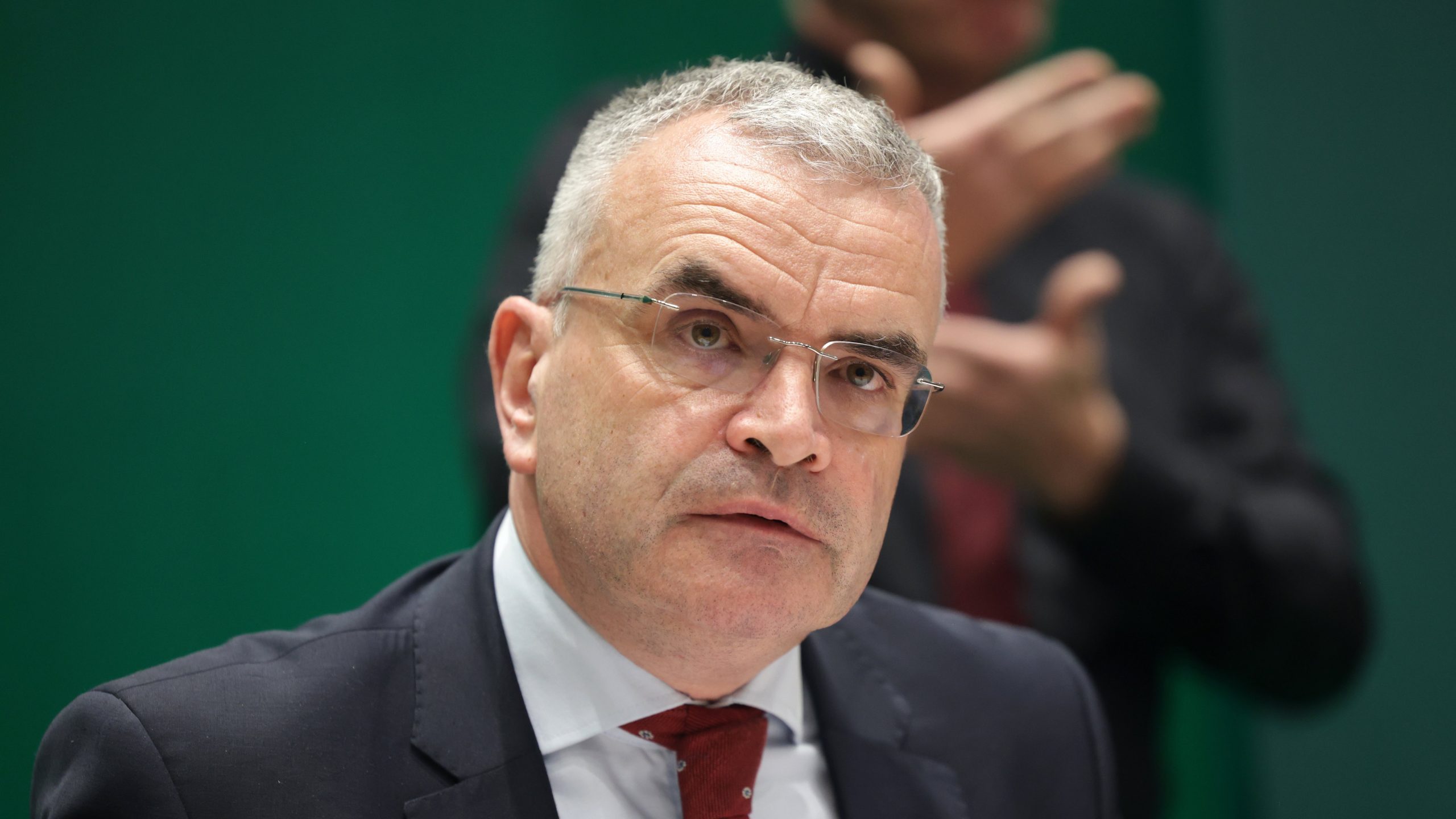 Ní úsáideann Foras na Gaeilge ná Údarás na Gaeltachta AI ar bhealach a thógfadh obair ó ealaíontóirí – aire