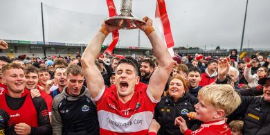 Craobh an chontae á ceiliúradh sa Daingean den chéad uair ó 1948, ach údar díomá don Spidéal agus do Chill na Martra