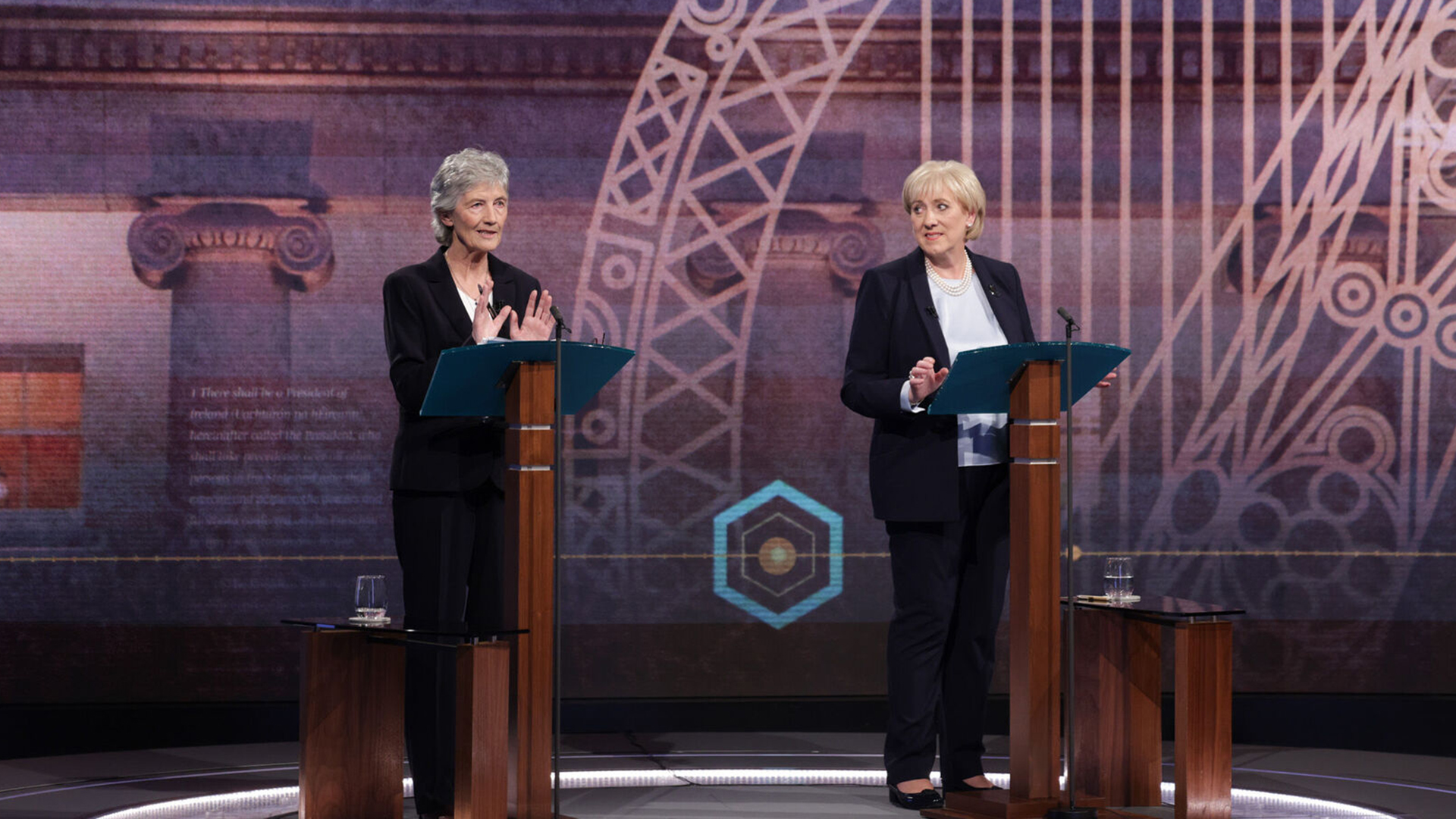 Muintir na hÉireann ag triall ar na botháin vótála do thoghchán na huachtaránachta