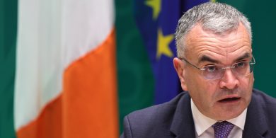 Calleary ag iarraidh soláthar do thithíocht sa nGaeltacht a chur i bplean nua an rialtais