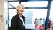 An baol ann go bhfanfaidh daoine ag baile ar an 24 Deireadh Fómhair