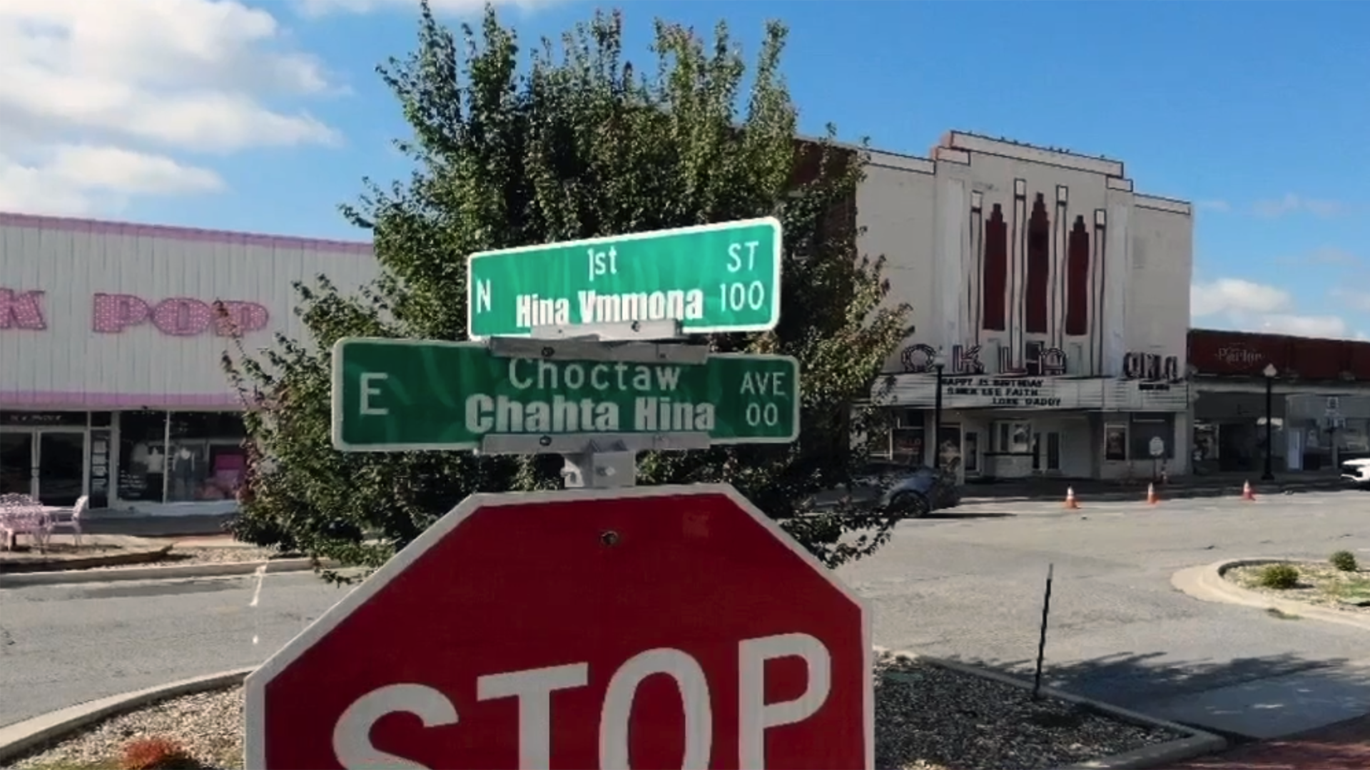 Comharthaí sráide Seactáise crochta i Meiriceá den chéad uair riamh