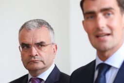 Ní bheidh aon duine mórán níos fearr as is cuma moch nó déanach a éiríonn siad