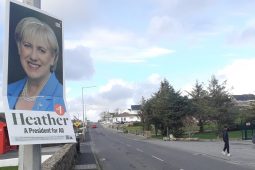 Heather Humpreys ag ‘brú Béarla’ ar phobal na Gaeltachta i nDún na nGall