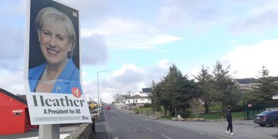 Heather Humpreys ag ‘brú Béarla’ ar phobal na Gaeltachta i nDún na nGall